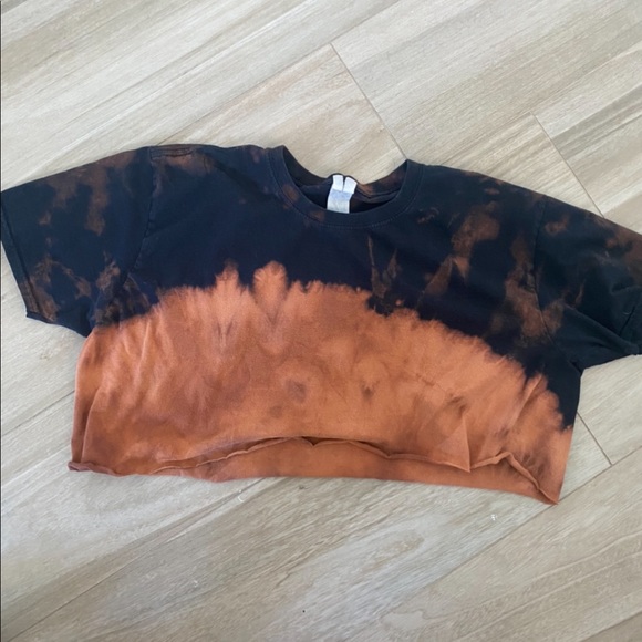 Tops - 🔴🔴 BOGO FREE 🔴🔴 Tie die crop top
